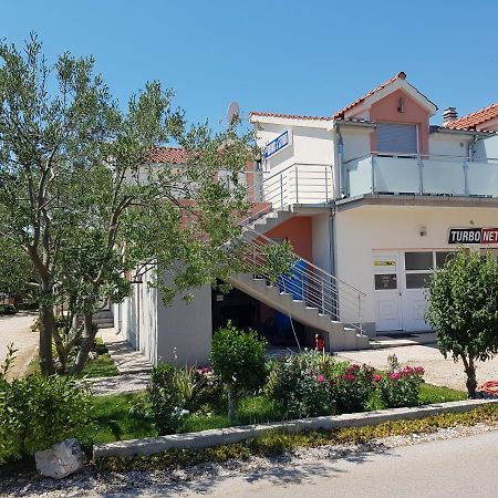 Gabi Rooms & Studio Apartment Lozovac Bagian luar foto