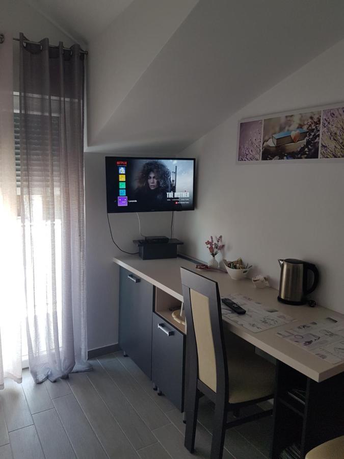 Gabi Rooms & Studio Apartment Lozovac Bagian luar foto